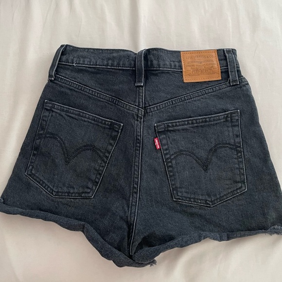 Levi’s ribcage jean shorts - Picture 2 of 5